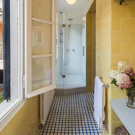 Sleeps 12 With Pool And Air Con