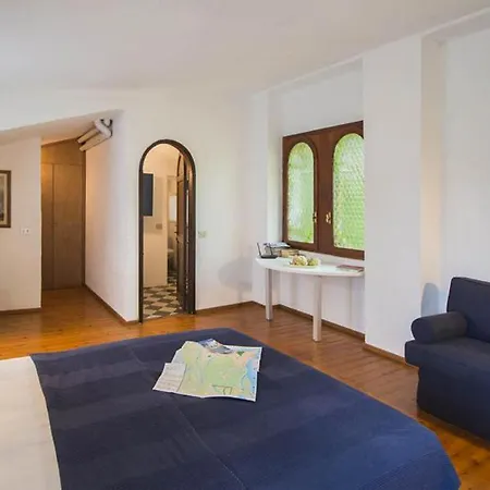 Sleeps 12 With Pool And Air Con Villa Baveno